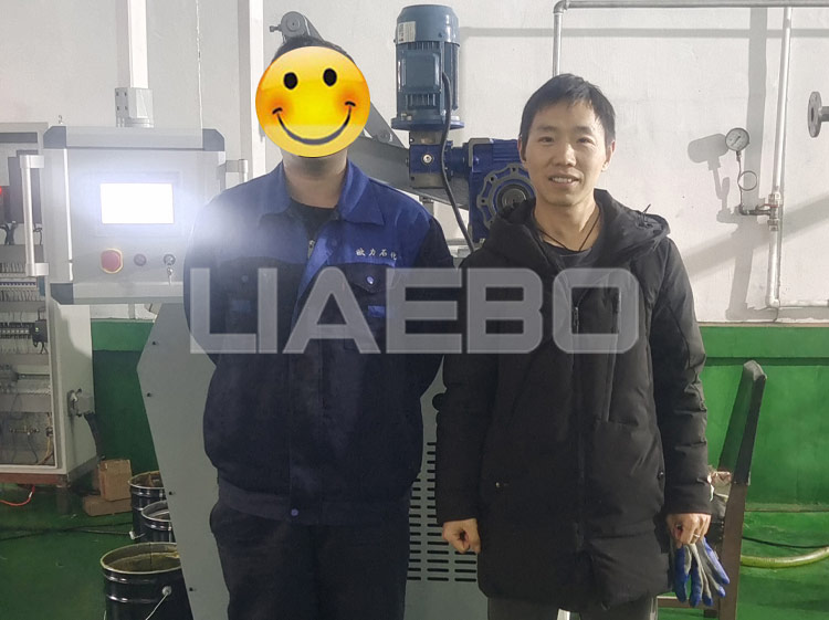 上海某特種潤滑劑有限公司 260液壓三輥機(jī)調(diào)試成功